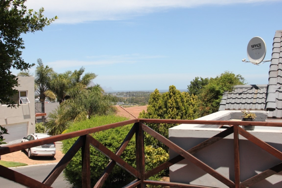 To Let 3 Bedroom Property for Rent in Heldervue Western Cape